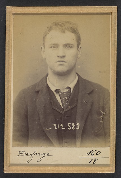 Alphonse Bertillon, Deforge. Henri, Walter. 19 ans, né à Bruxelles (Belgique). Porteur de journaux. Anarchiste. 6/1/94.