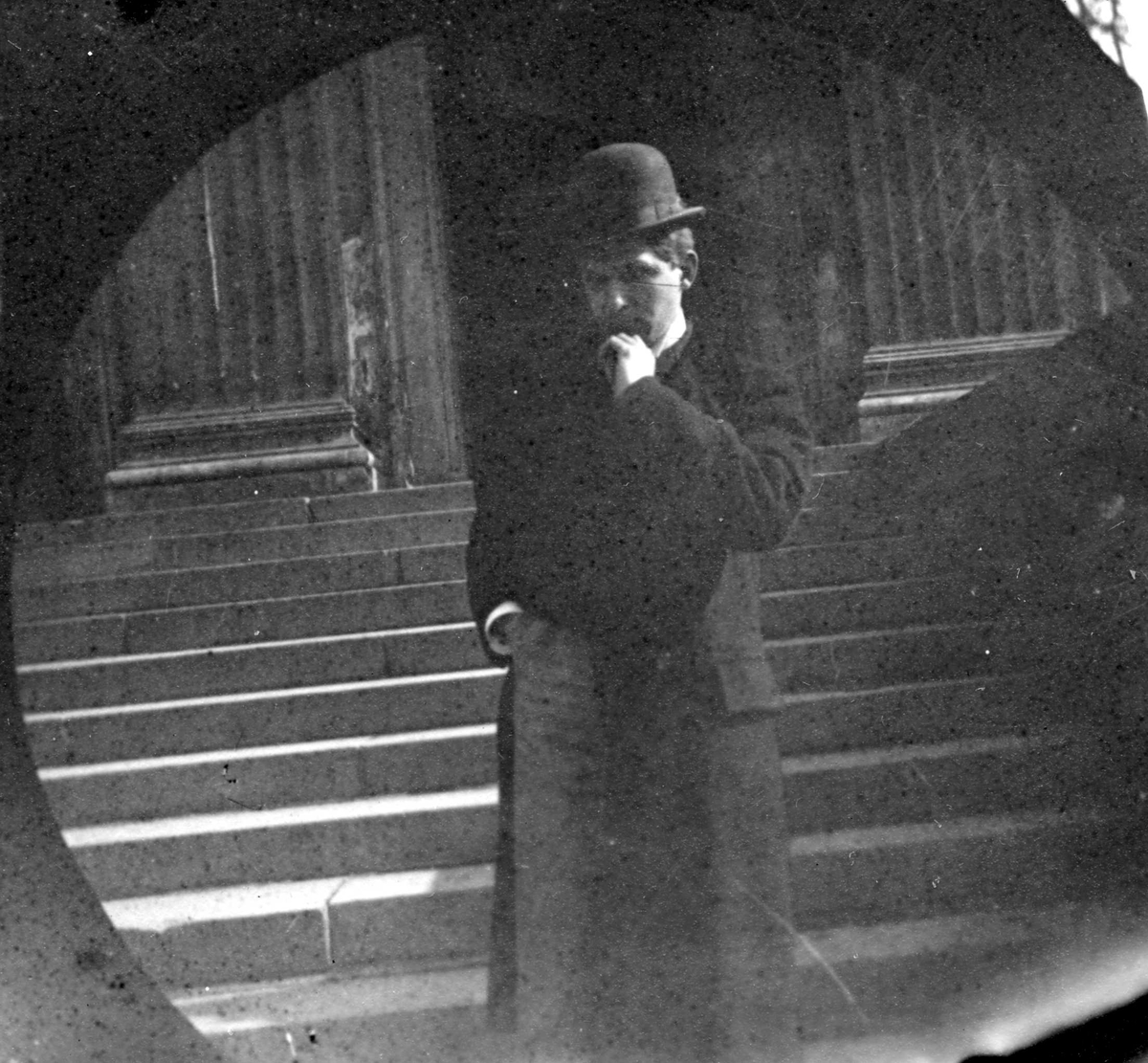 Fredrik Carl Mülertz Størmer, Edgar Odell Lavett med hatt, frakk og stokk står foran trapp.