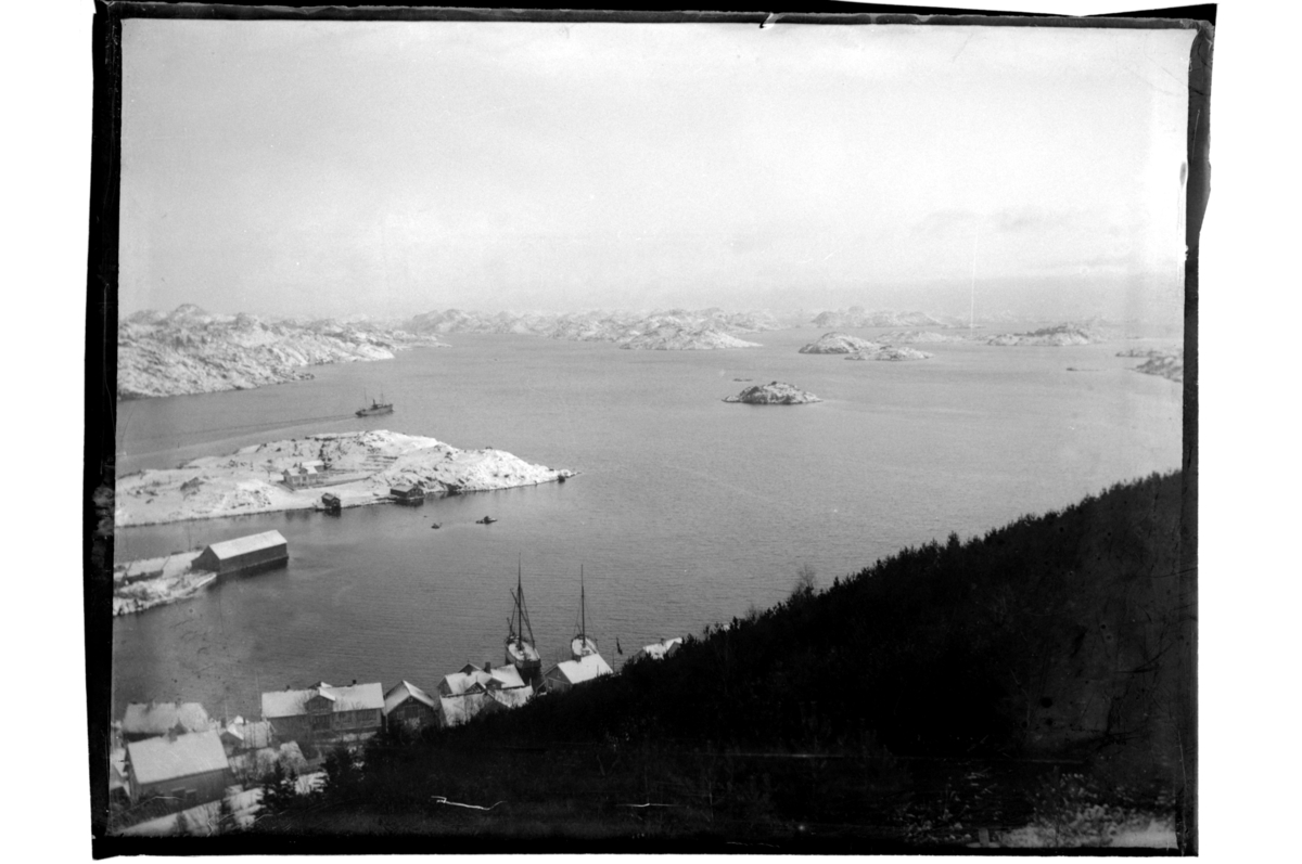 Rolf Sr. Sundt, Utsikt fra Varbakk over deler av Farsund og fjorden. Fotografert vinteren 1903.
