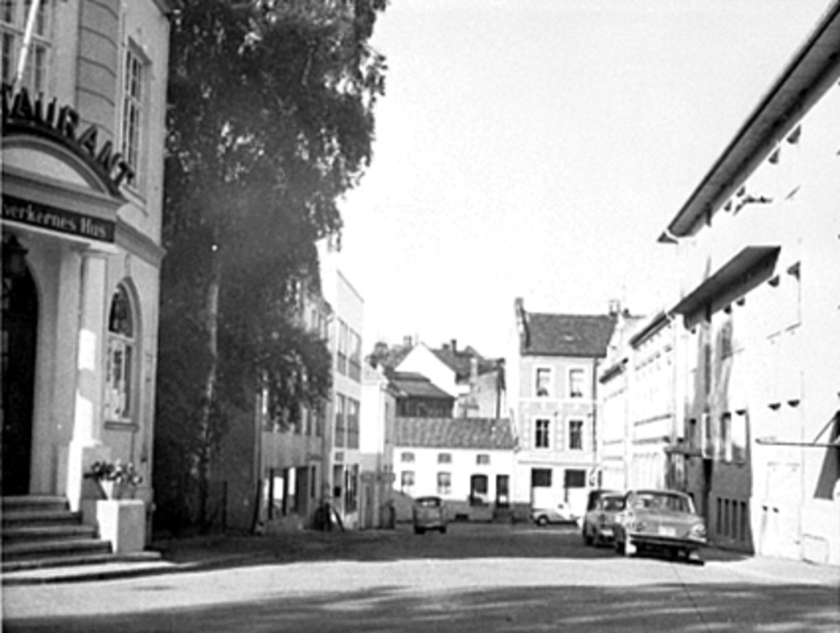Anno Domkirkeodden, OVERSIKT WEDELSGATE/, ØSTREGATE 61, HÅNDVERKERRESTAURANTEN, PARKERTE BILER