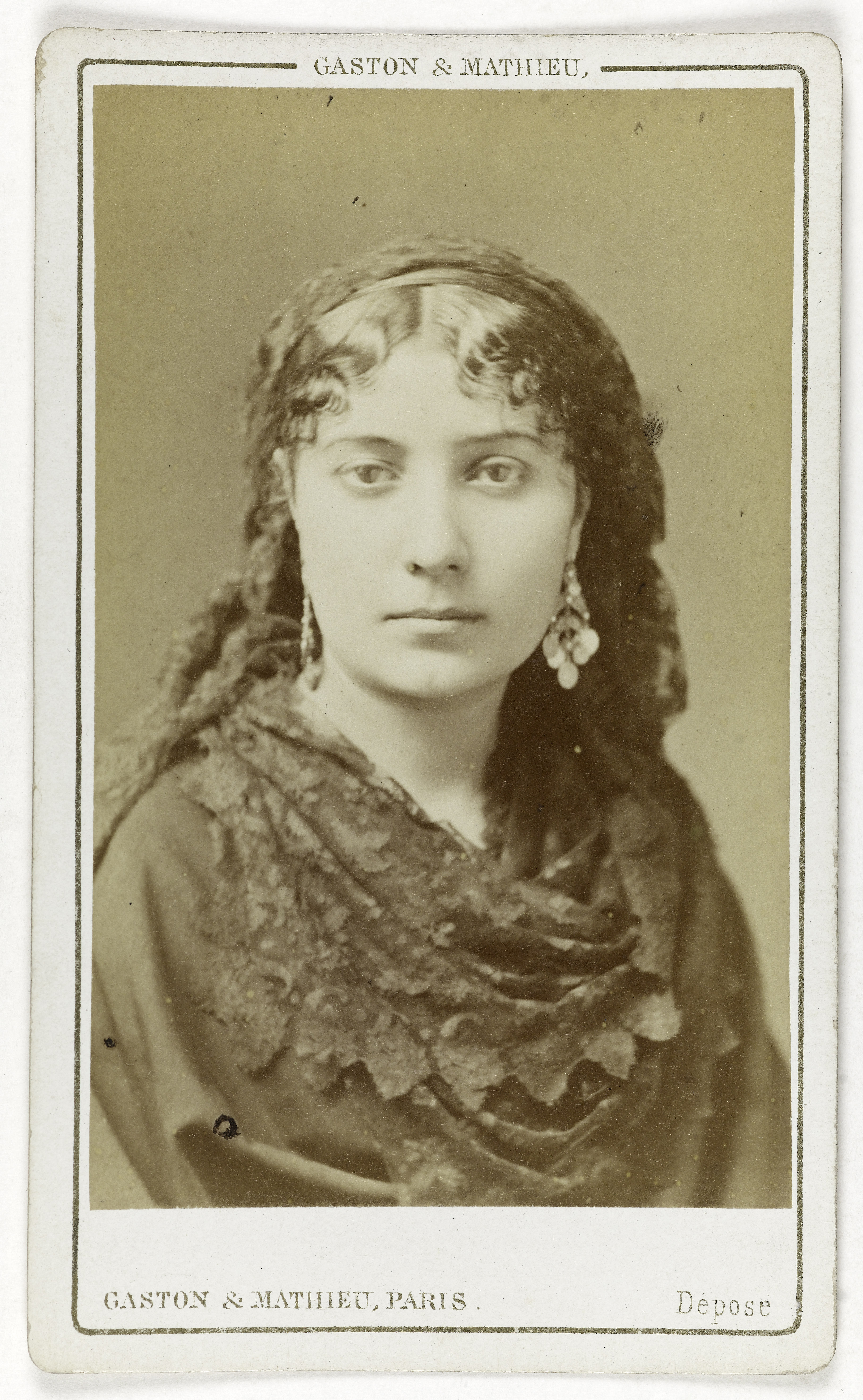Gaston & Mathieu, Portrait de Milia (Tendel), actrice au Théâtre des Menus-Plaisirs en 1867, au Théâtre des Variétés et au Théâtre du Palais Royal.