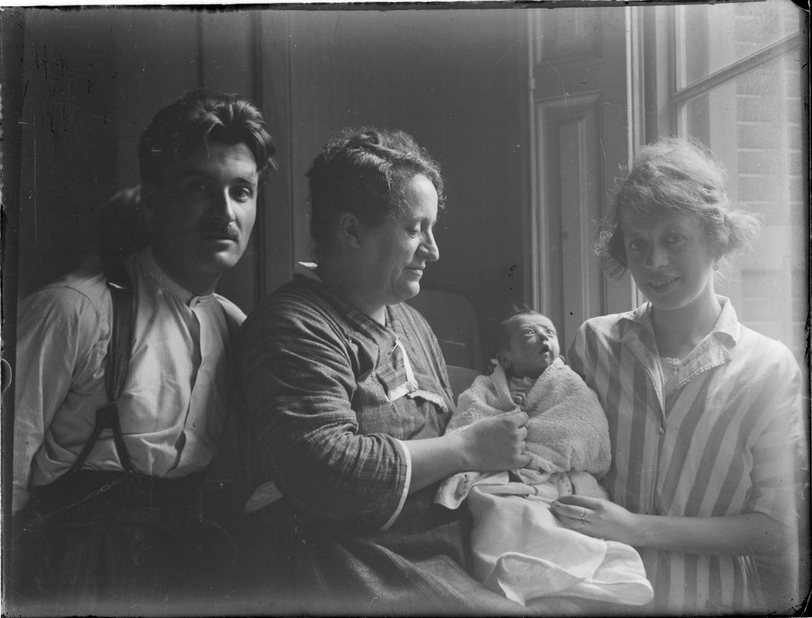 Desconegut, [Portrait with a baby]