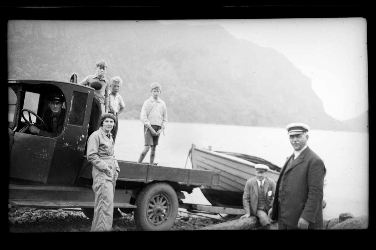 Rolf Sr. Sundt, Fra båttrekk på Listeid. Norman Sundt, Hilda Sundt, lokal hjelpemann, Rolf Jr., Finn Sundt og Jens Larsen. Fotografert 1936.