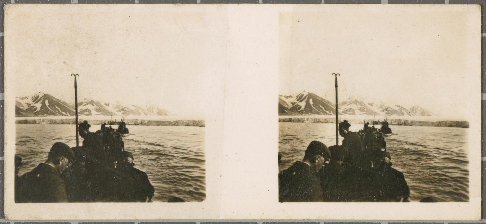 Desconegut, No. 333. Ventisquero of the Este - View desde the sea.