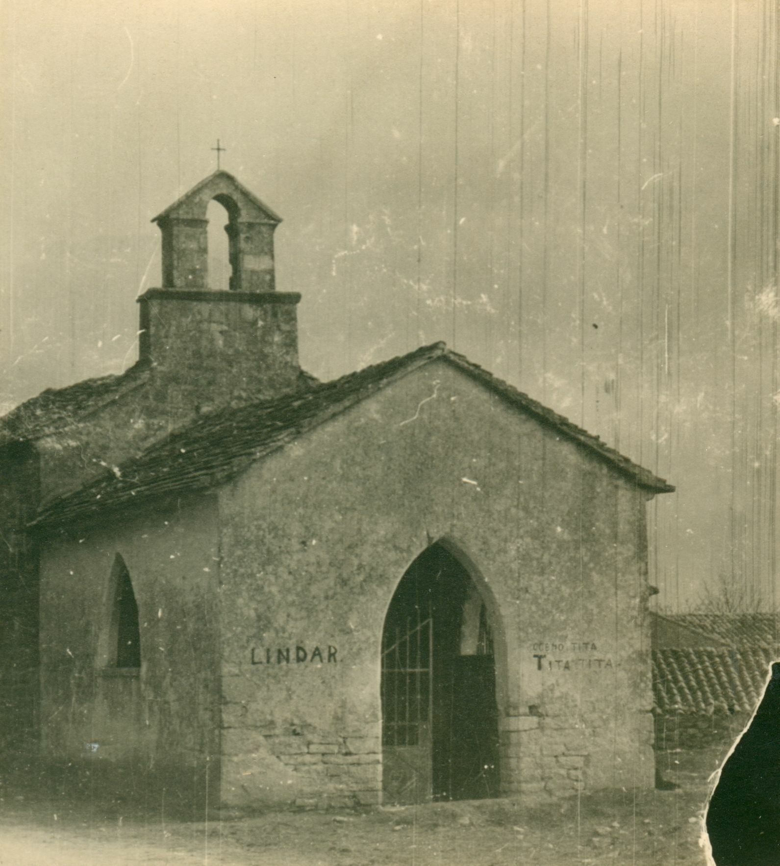 Branko Fučić, Lindar (Pazin), kapelica sv. Katarine iz 15. st.; pročelje s lopicom koja je kasnije dograđena