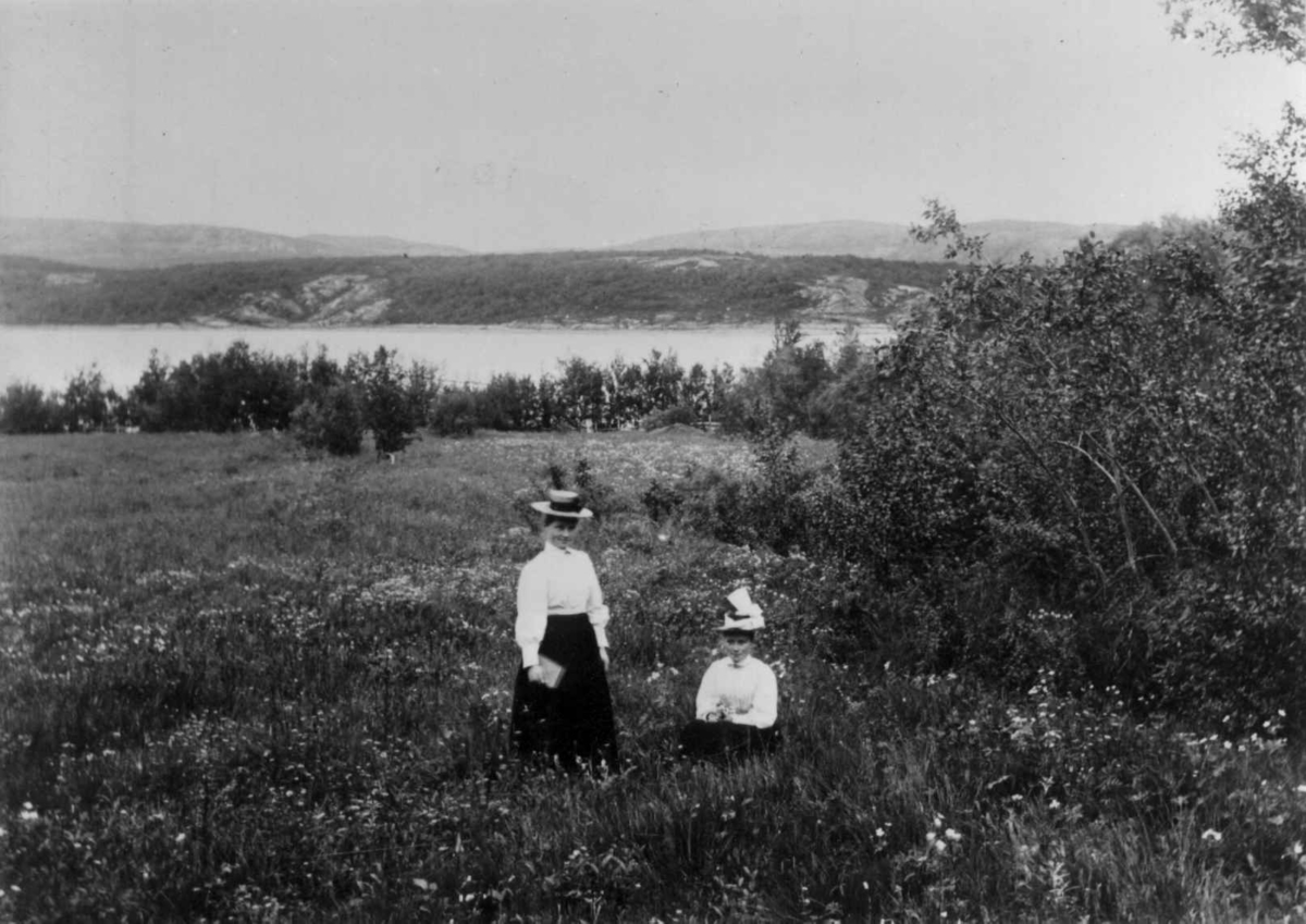 Ellisif Rannveig Wessel, Søstrene Elise og Annette Lilleeng ved Bøkfjordens innløp, Sør-Varanger, Finnmark, 1890-årene.