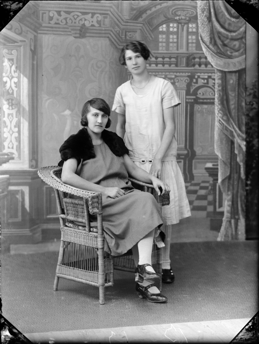 Skötsner-Edhlund, Ateljéporträtt - Edith Magnusson från Lundsvedja, Valö socken med kvinna, Uppland