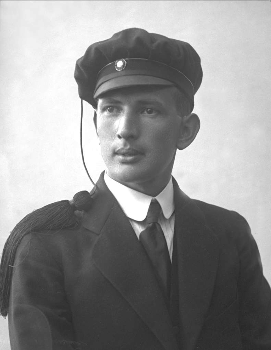 Gustav Borgen, Portrett, mann med studentlue. Arne Rosenvinge Nielsen.