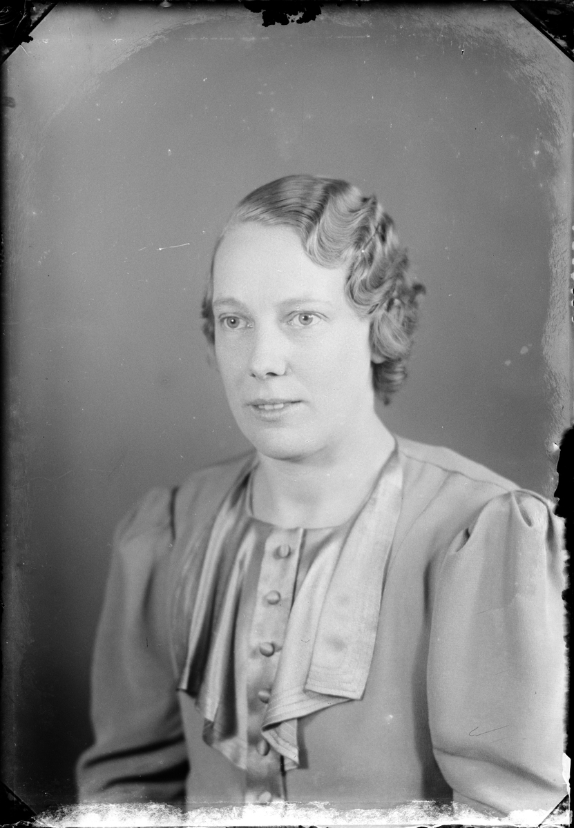 Skötsner-Edhlund, Ateljéporträtt - Fru Andersson från Östhammar, Uppland