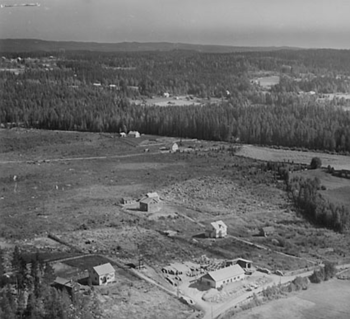 Widerøes Flyveselskap A/S, FLYFOTO ÅSBYGDA SEMENTSTØPERI, ÅSVANG