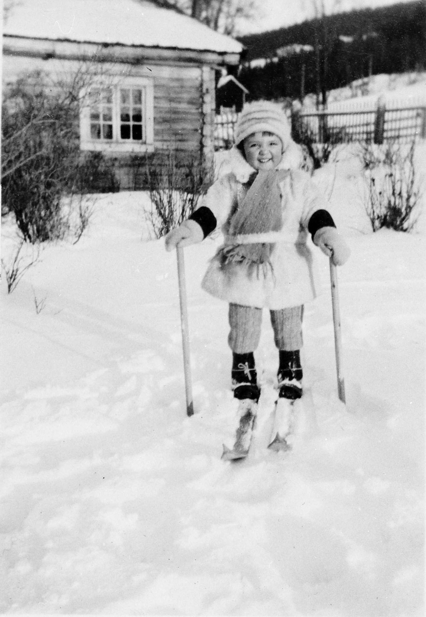 Rachel Haarseth, Barn, klær, ski og skistaver, bolighus.