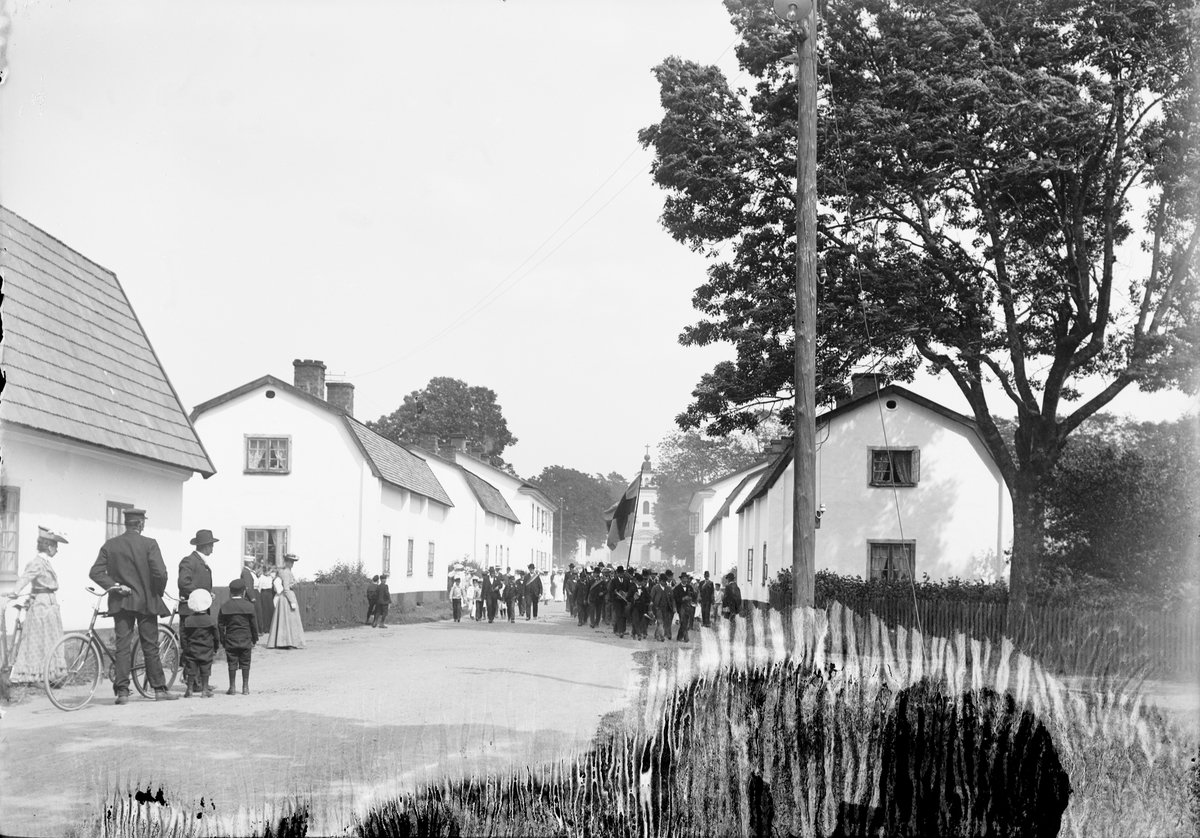Per Elis Edhlund, Bruksägare baron Ludvig af Ugglas 50-årsfirande, Bruksgatan i Forsmark, Uppland 1906