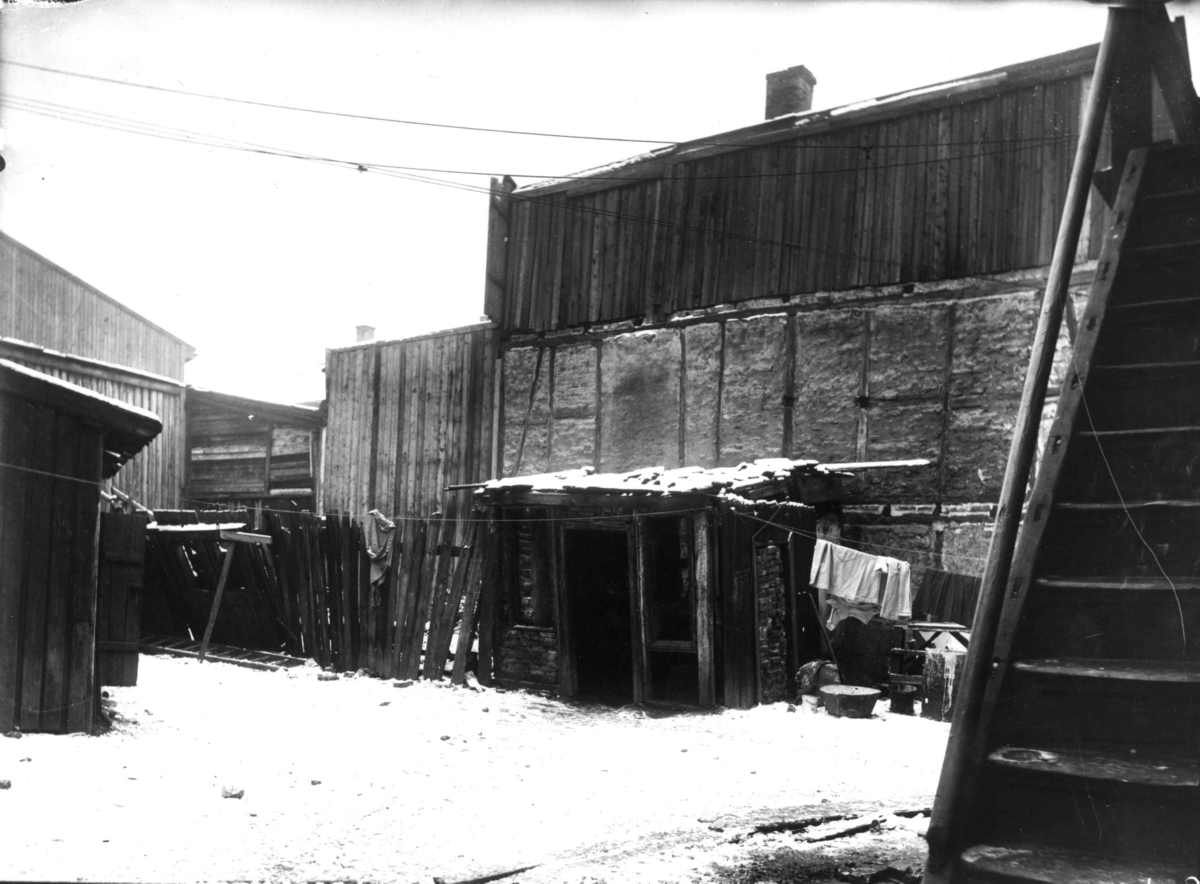 Nanna Broch, Gårdsrom med uthus, ant. Rodeløkka, Oslo. Klesvask på snor. Fra boliginspektør Nanna Brochs boligundersøkelser i Oslo 1920-årene.