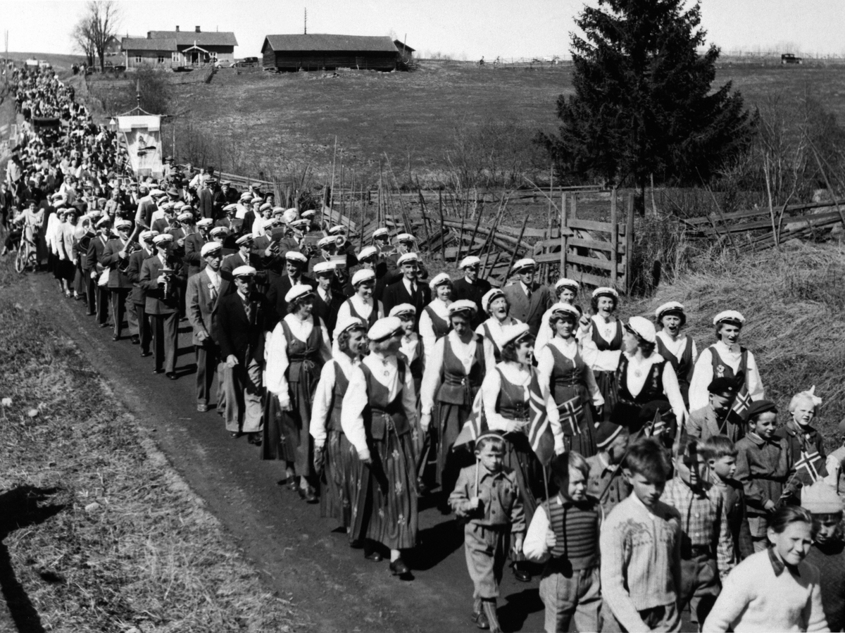 Anno Domkirkeodden, 17. MAITOG I LØTEN, KVINNER I BUNAD,