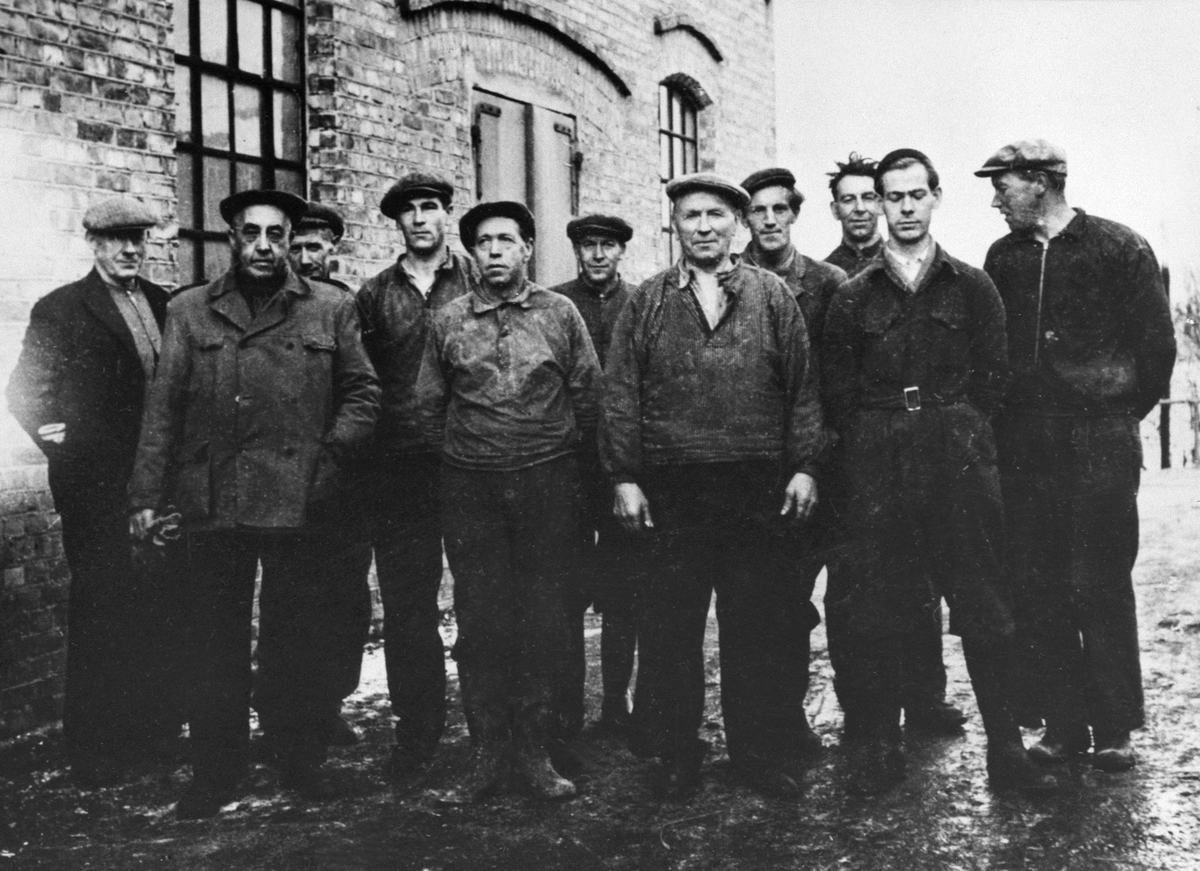 Anno Domkirkeodden, GRUPPE: 11 MENN, TANGEN BRENNERI, FRA VENSTRE: OLAF I. REFSAHL, . SNEDKERSVEEN, ALF HELSETH, TORLEIF HAUGEN, OSKAR STENBERG, JOHAN STUBBERUD, ANTONSEN, ODDVAR ØSTLI, OLE FLAGSTAD, LEIF ANTONSEN, EIVIND SAXRUD, TANGEN