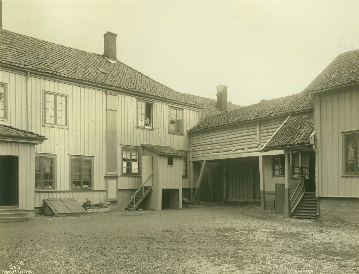 Anders Beer Wilse, Bygård, Drammen, Buskerud. Fra del av gårdsrom med bolighus sammenbygd med uthus.