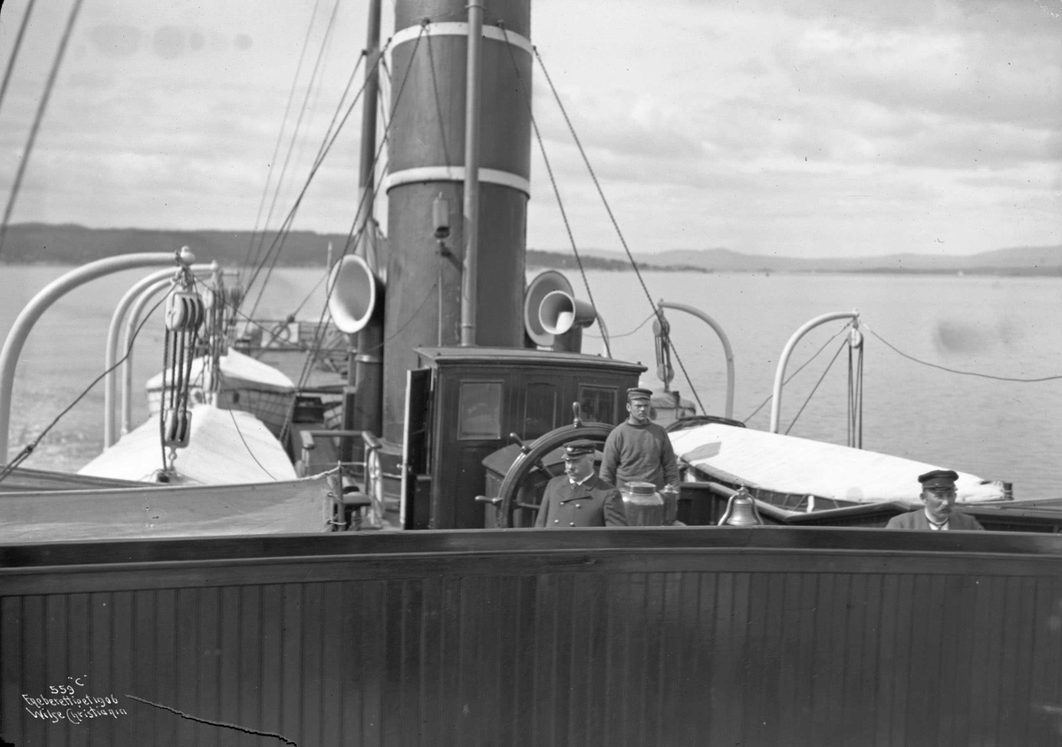 Anders Beer Wilse, D/S Olaf Kyrre (b. 1886, Martens, Olsen & Co., Bergen), kapteinen sett fra riggen
