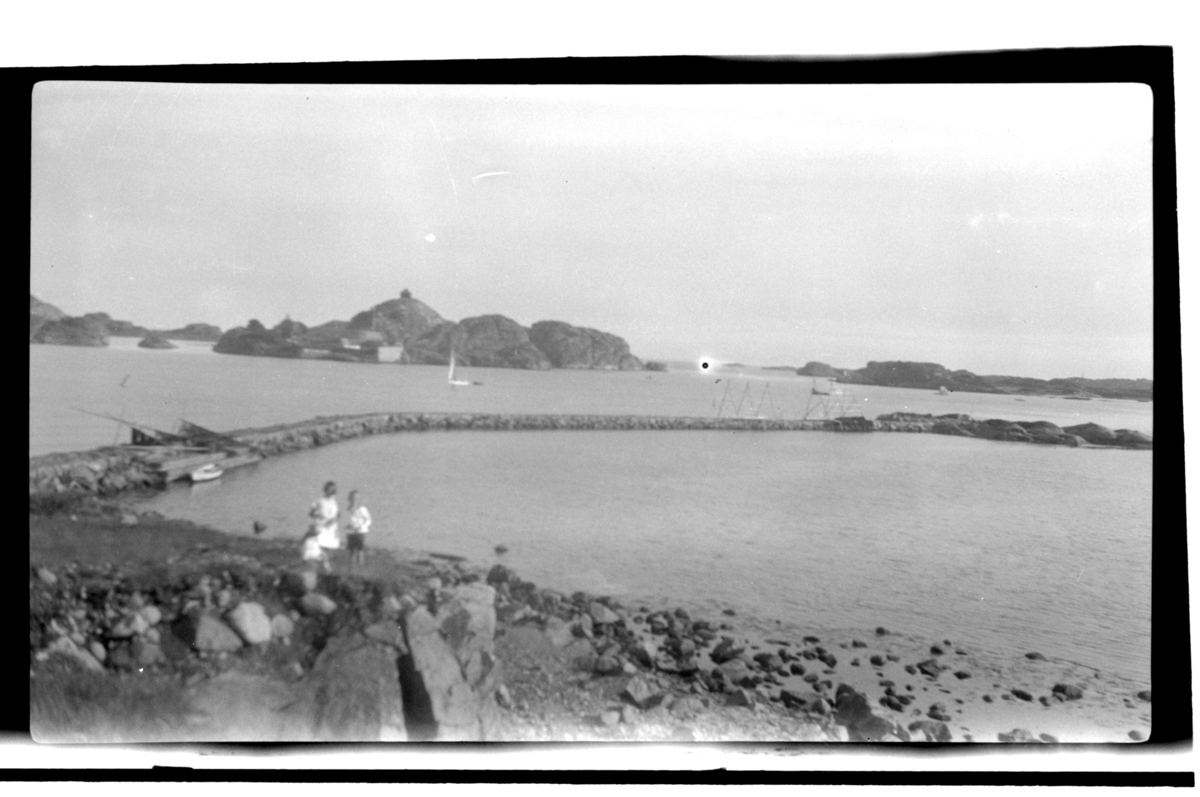 Rolf Sr. Sundt, Panoramautsikt over fjorden fra Stavern. Tre barn i forgrunnen. Fotografert 1925.
