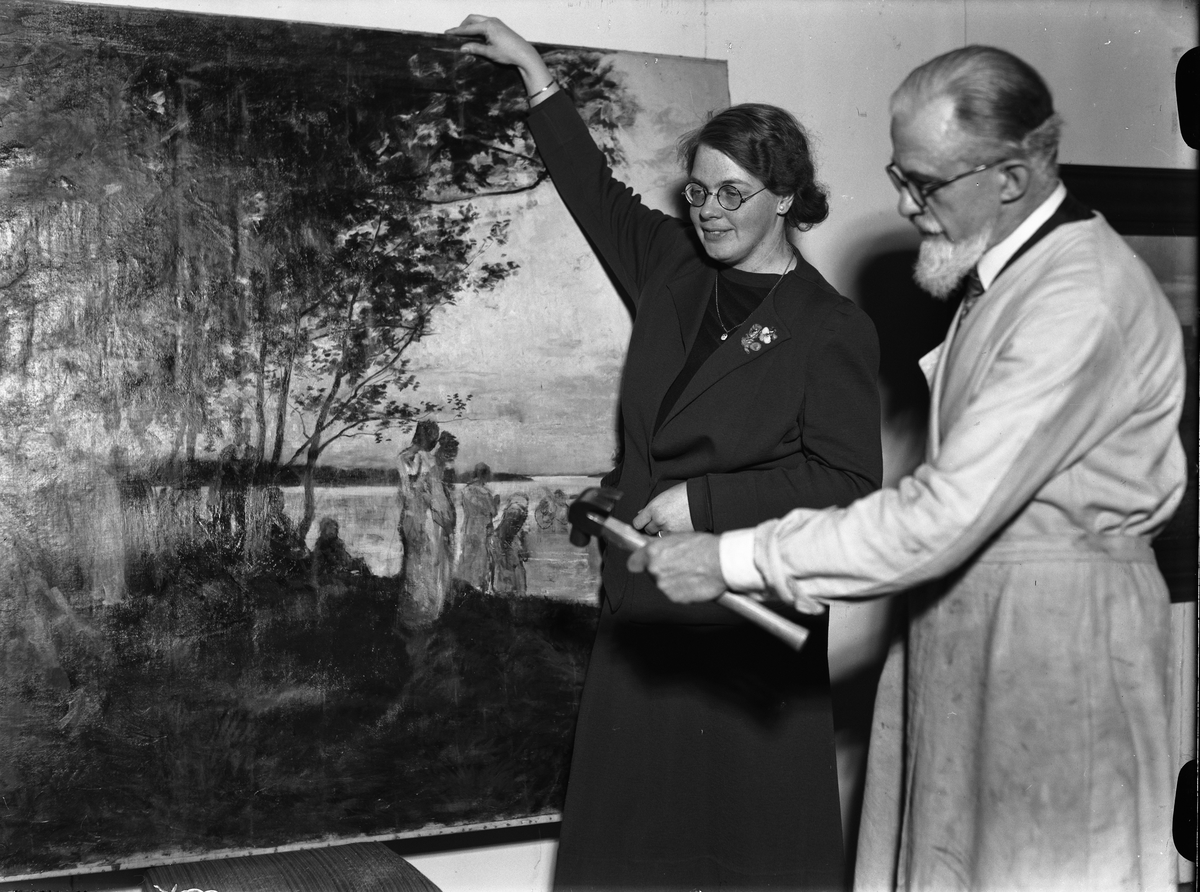 Paul Sandberg, Fil lic Marita Lindgren-Fridell och konstnären John Österlund har "bråda dagar" med Upplands Konstförenings utställning "Upland i konsten före 1900" på Östgöta nation, Trädgårdsgatan 15
