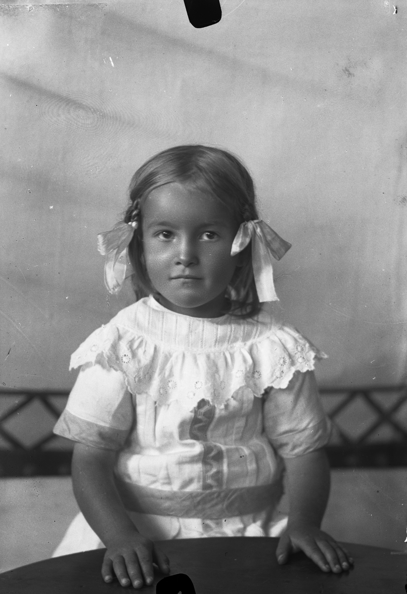 Oscar Holte, Portrett av lita jente