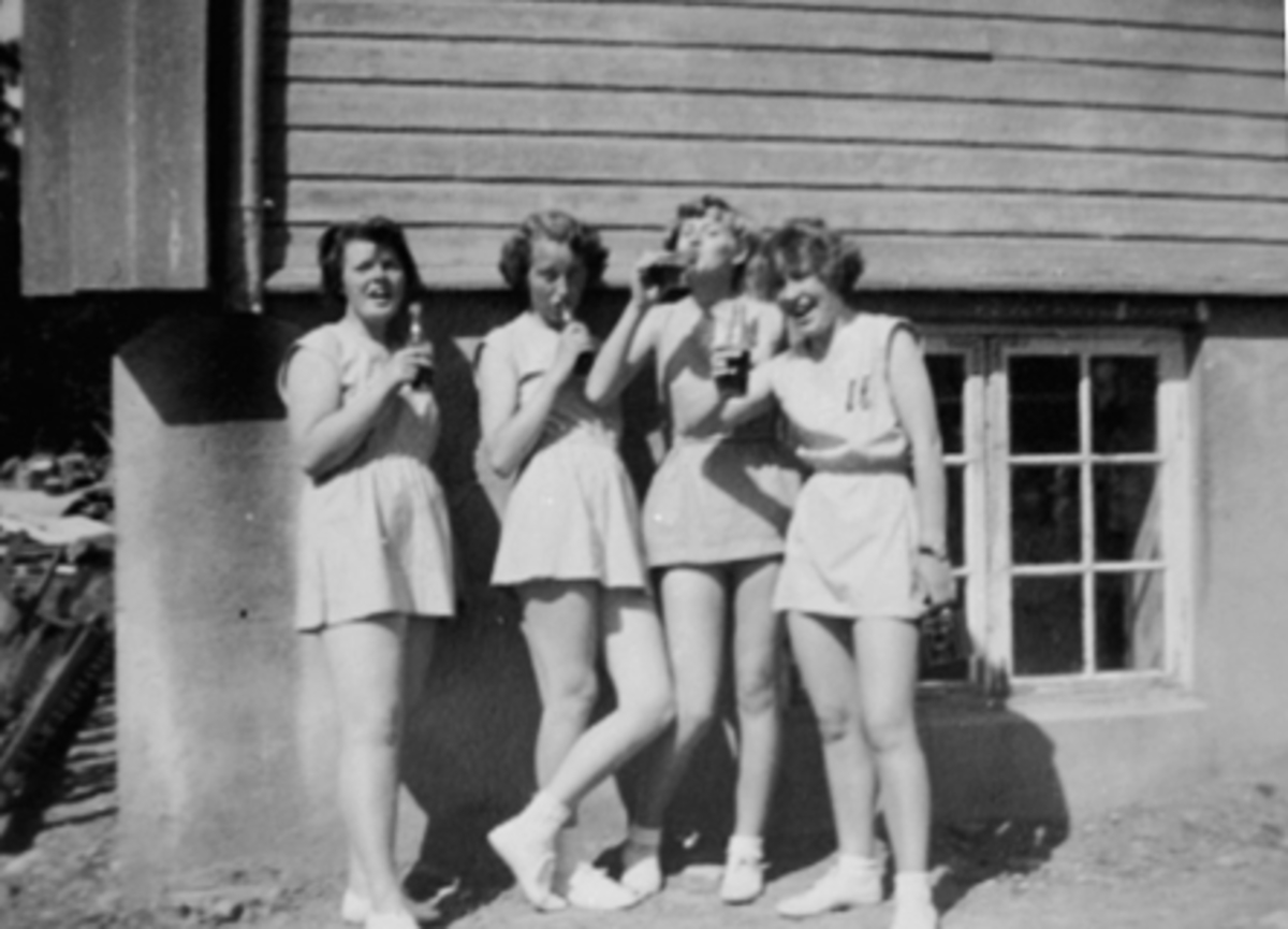 Anno Domkirkeodden, GRUPPE 4, TURNSTEVNE PÅ RAUFOSS, H. I. L. JENTER FRA VENSTRE: BJØRG?, EDEL?, RUTH OG SYNNØVE. TURNDRAKTER