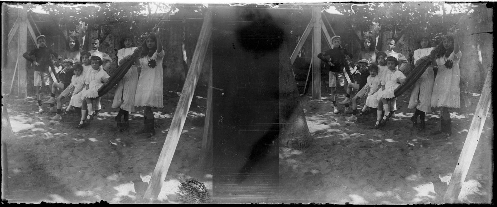 Desconegut, [Portrait in a hammock]