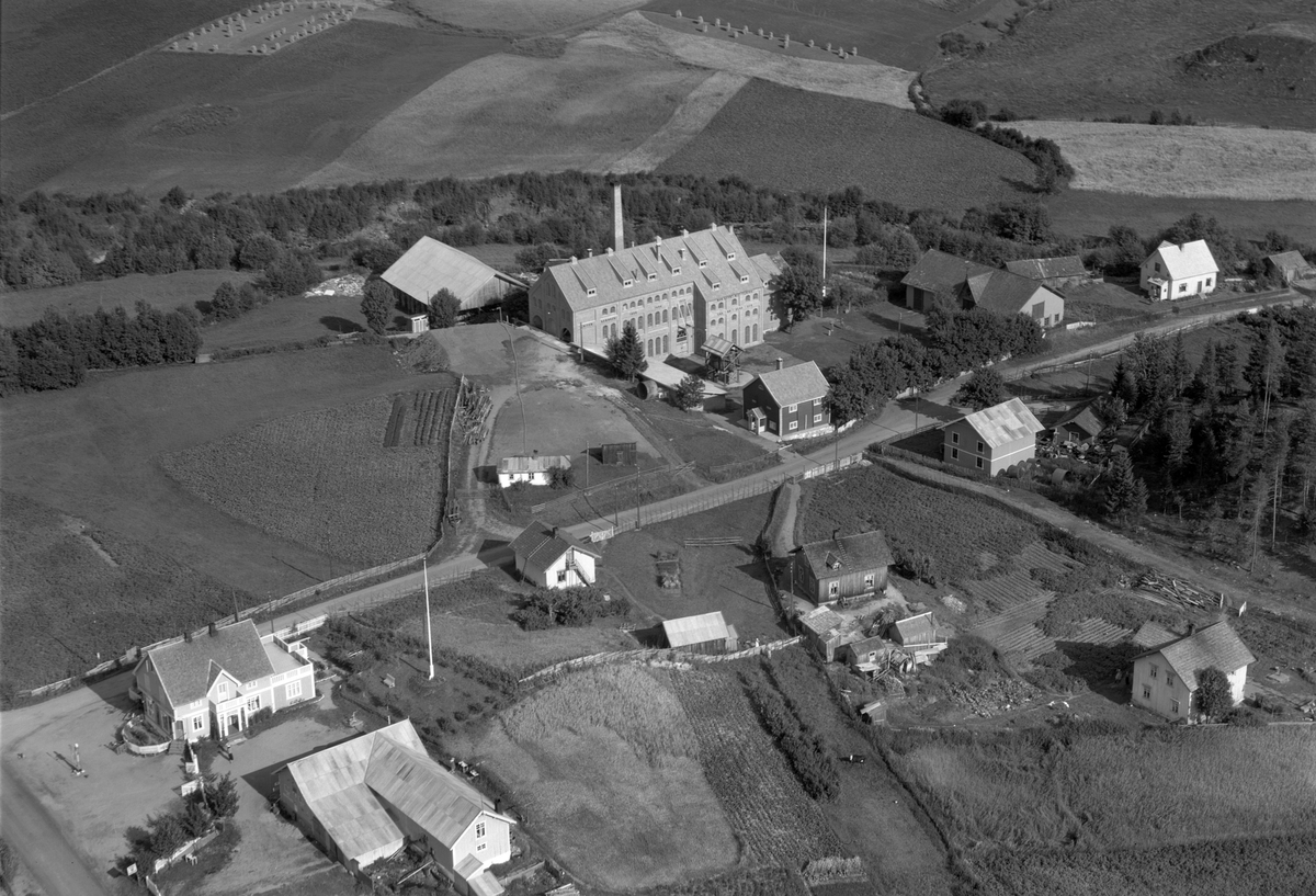 Widerøes Flyveselskap A/S, LØITEN BRÆNDERI, BRENNERI. FLYFOTO.