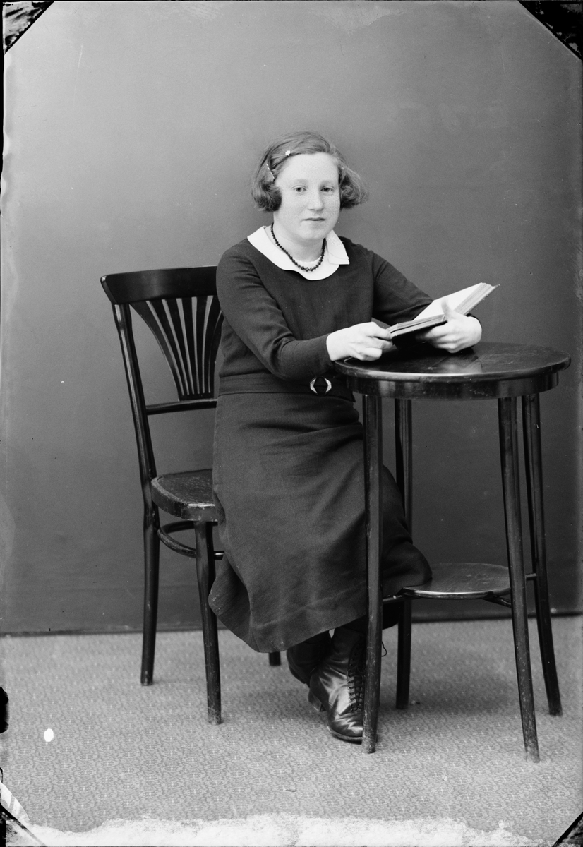 Skötsner-Edhlund, Ateljéporträtt - Aina Söderman från Valde, Skäfthammar socken, Uppland