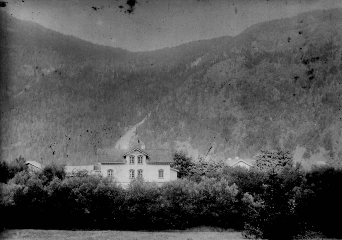 Ukjent, Fra en serie fotografier fra et album som har tilhørt folklorist og professor Moltke Moe (1859-1913), antatt fra 1880-årene med motiver fra Telemark.