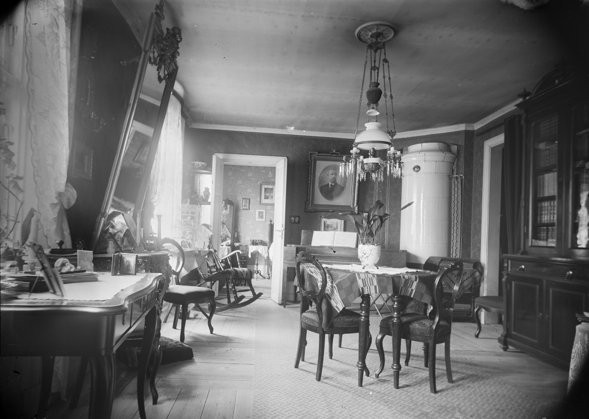 Henri Osti's Fotografiateliér, Salongen i Emma och Henri Ostis hem, Bredgränd 11, Uppsala efter 1895