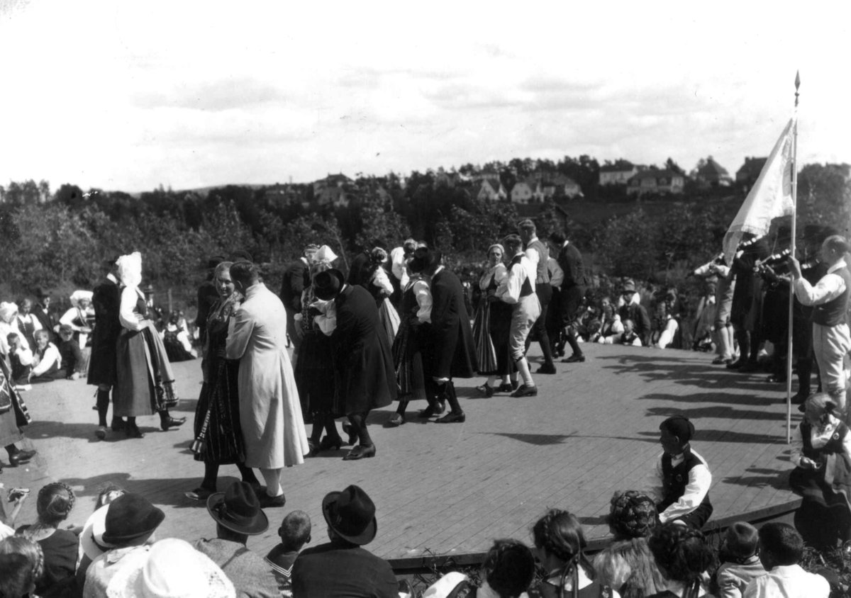 Hermann Christian Neupert, Nordisk folkedansstevne på Norsk Folkemuseum i 1925. Antakelig opptreden av svenske folkedansere.