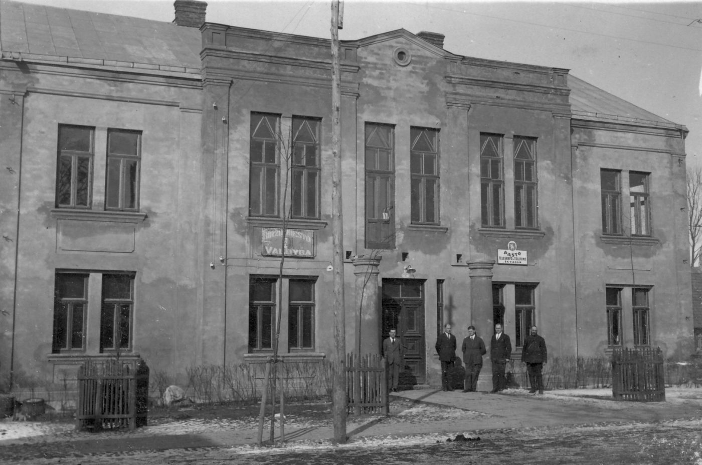 Petras Ločeris, Biržų miesto savivaldybės pastatas, pastatytas 1925 m. Rotušės gatvėje