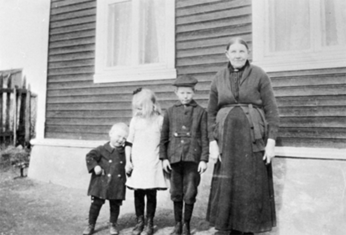 Anno Domkirkeodden, GRUPPE, EINAR KNUDSEN, MÅLFRID, KÅRE KNUDSEN, BESTEMOR, NORDHAGEN