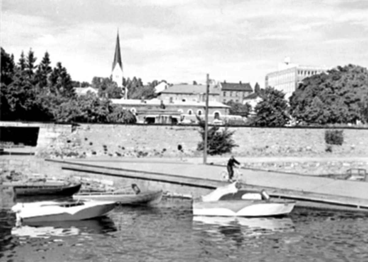 Anno Domkirkeodden, FRA HAMAR BRYGGE, UNDERGANGEN MOT STORTORGET, SMÅBÅTER, GUTT, SYKKEL