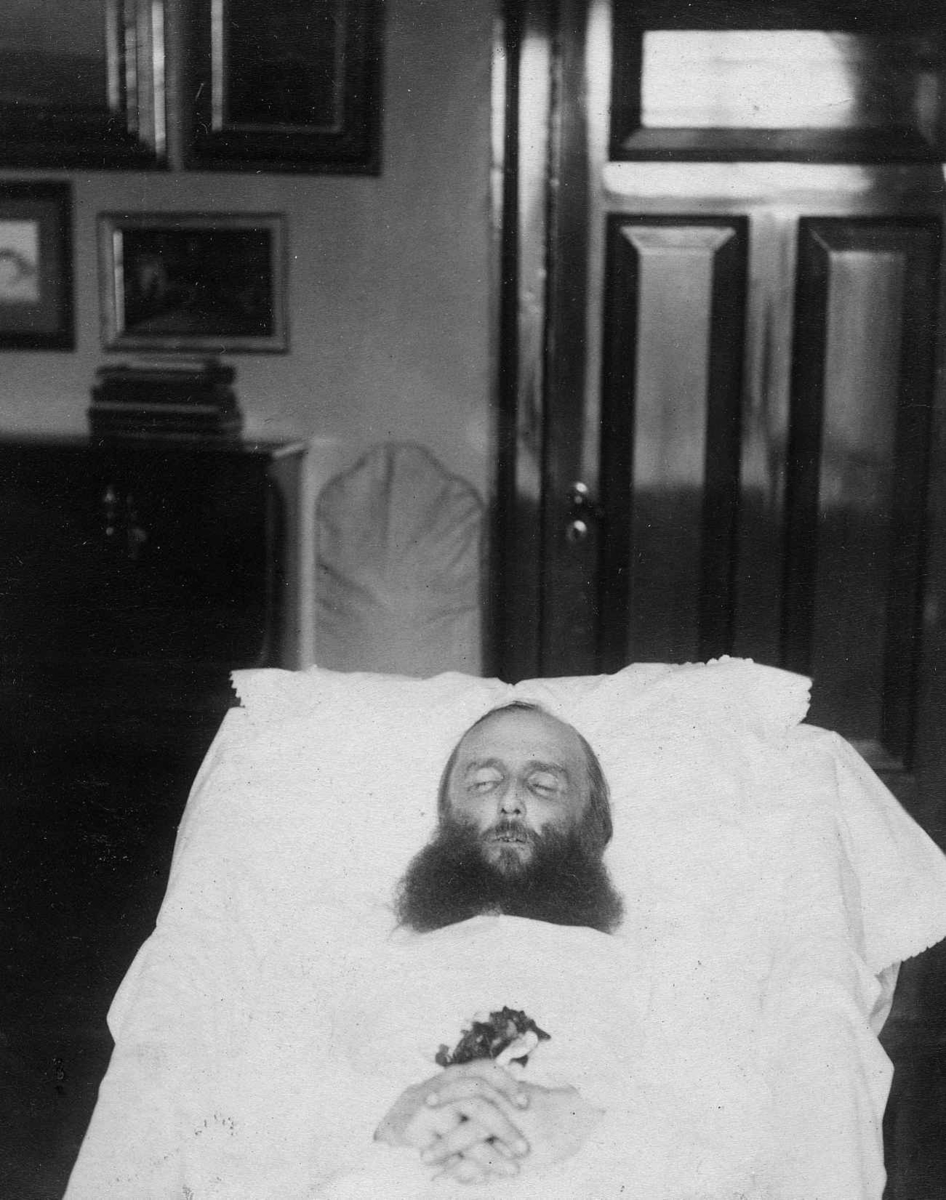 Ukjent, Post mortem-fotografi. Diderik Maria Aall på likbåren.