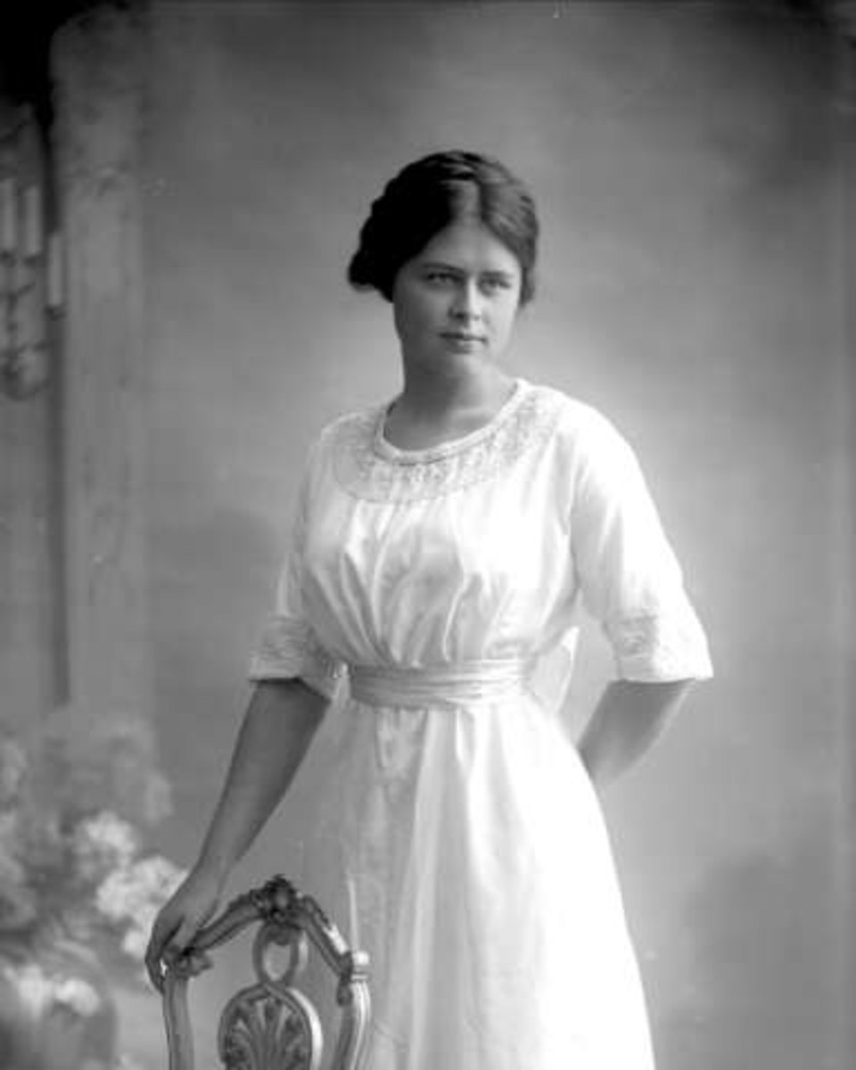 Gustav Borgen, Portrett, kvinne i lys kjole. Frøken Sigrid Wefring.