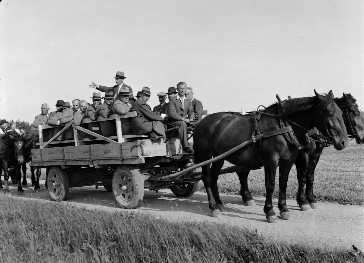 Paul Sandberg, "Bättre rödklöverstammar - bort med ogräset, motto på Ultunakurs" - kursdeltagare åker hästdragen gummihjulsvagn, Lantbrukshögskolan, Ultuna, Uppsala juli 1942