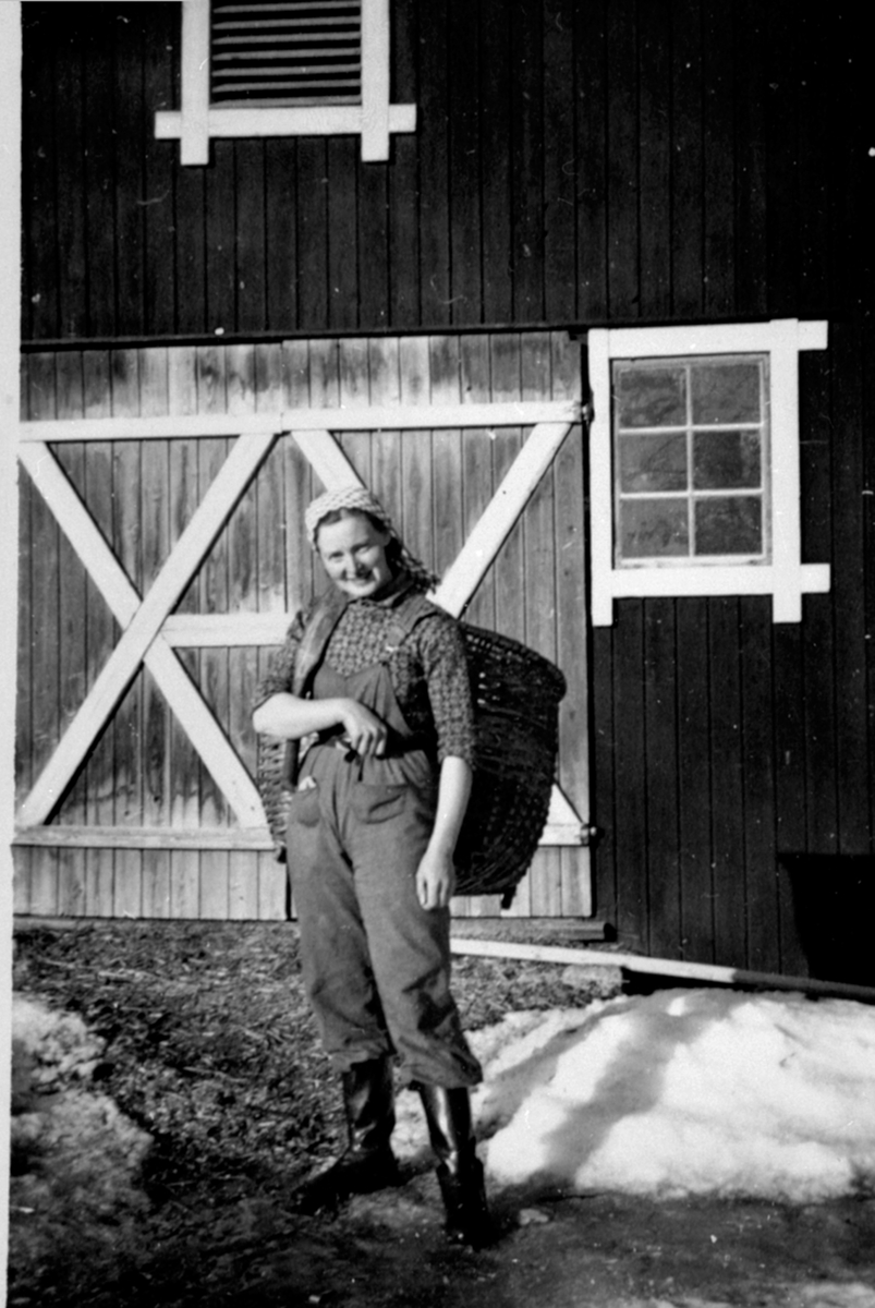 Anno Domkirkeodden, Magda Langgaard med formeis foran fjøset på Langgård øvre, Næroset, Ringsaker.
