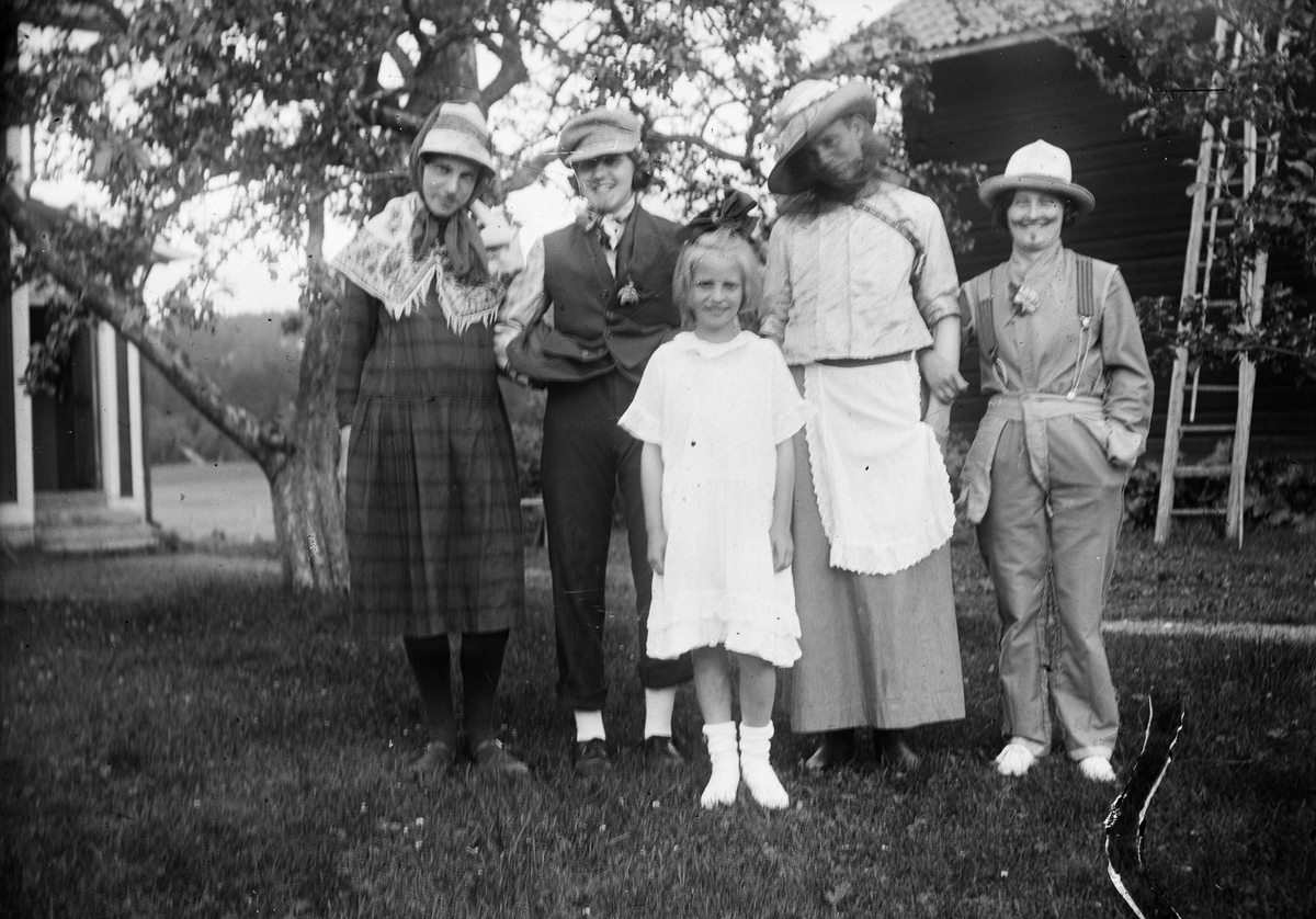 Okänd,, Marit Liljefors with young people, one of them likely to be big brother Alf, dressed up, likely in Sweden