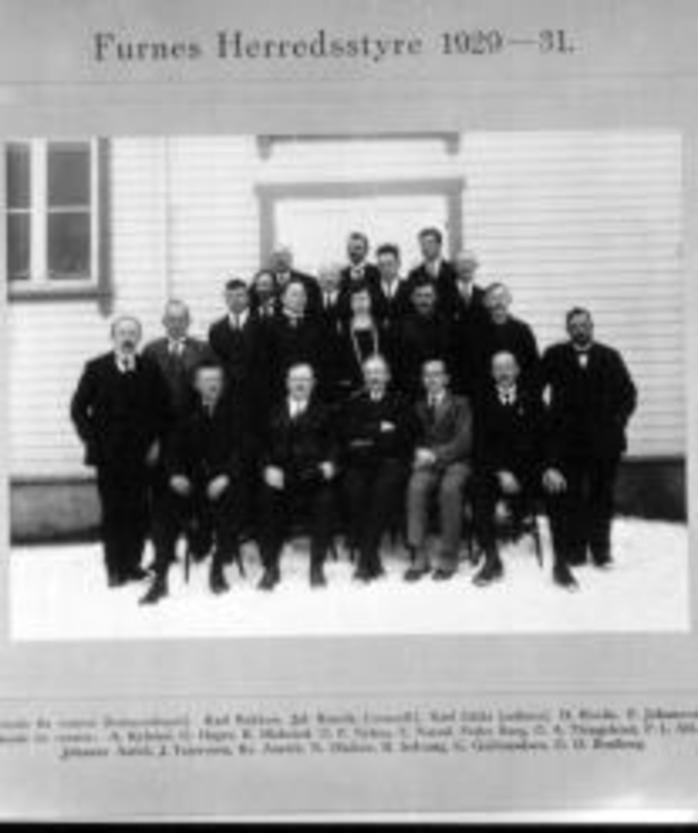 Anno Domkirkeodden, Furnes herredsstyre 1929-1931, formannskapet. Sittende fra venstre er Karl Bakken, Jul Røseth, Karl Gålås, I. Hovde, P. Johannessen. Stående fra venstre er A. Kylstad, O. Haget, R. Blakstad, O.P. Nyhus, E. Narud, Peder Berg, O. A. Thingelstad, P.L. Alhaug, Johanne Ambli, J. Tajesveen, Kr. Aaseth, N…