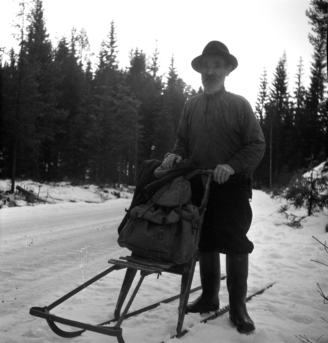 Adolf Skjegstad, UKJENT MANN MED SPARK, RYGGSEKK.