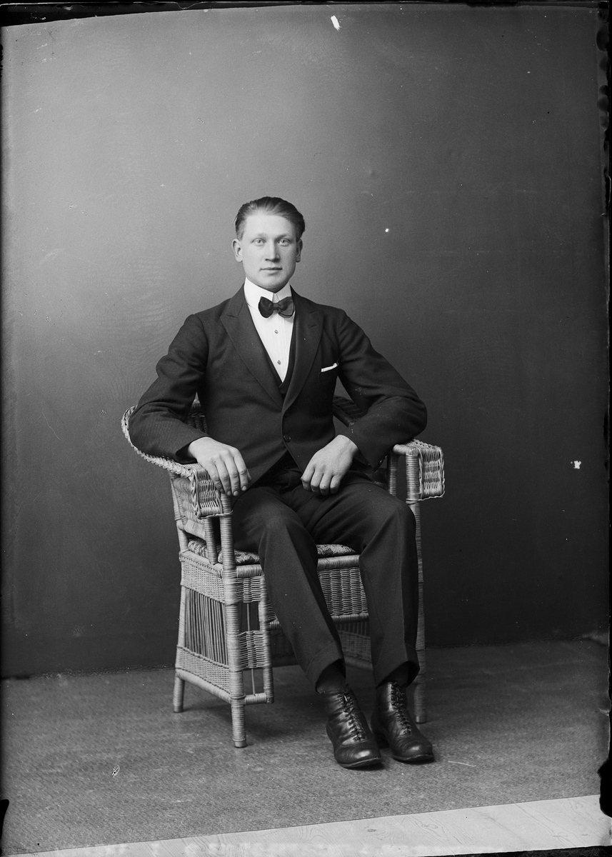 Skötsner-Edhlund, Ateljé Portrait - Halvar Fritihoff Pettersson from Forsmark, Uppland 1923