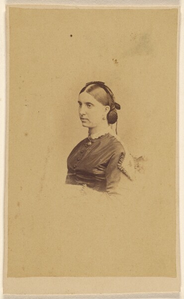 Unknown, [Unidentified woman in 3/4 profile, seated]