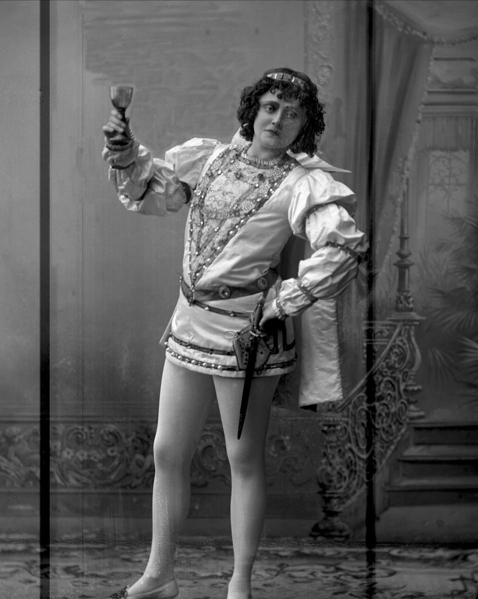 Gustav Borgen, Portrett, operasangerinne, sopranen Gabrielle Bidenkap som "Prinsen av Mantua", fra Cornevilles klokker" (av Planquette), Nationaltheatret 1902.