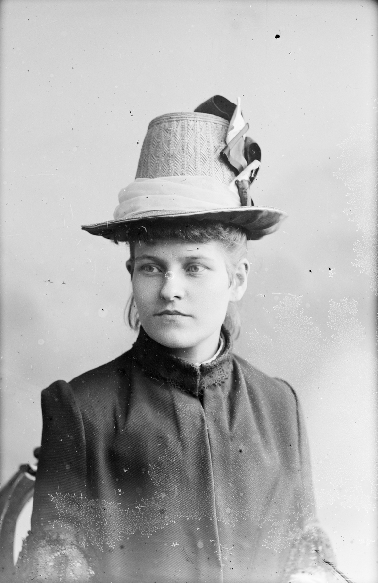 Henri Osti's Fotografiateliér, Ateljéporträtt - Emma Andersson, Uppsala sannolikt före 1895