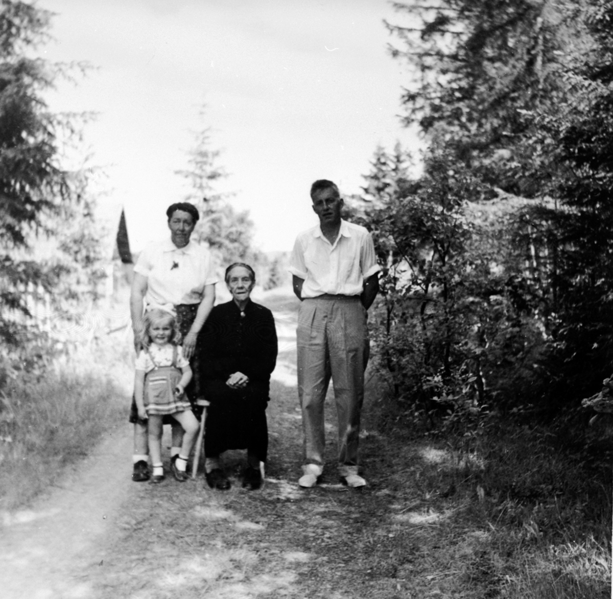 Anno Domkirkeodden, Fire generasjoner Prøysen. Fra venstre er Marie Knutsen, Mary Kristine Hagen, Julie Prøysen, Rolf Hagen, Prøysenstua, Ringsaker.