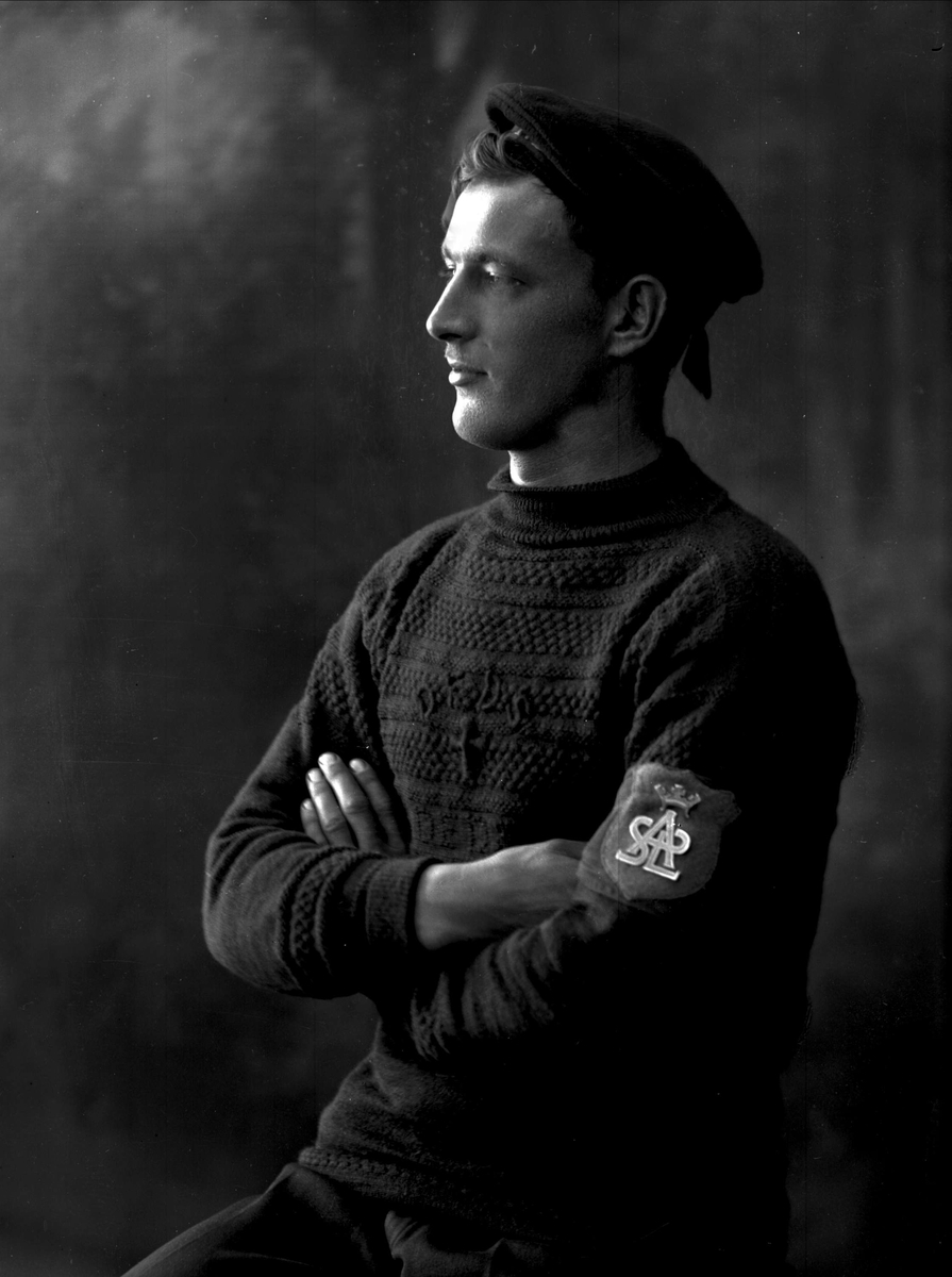 Gustav Borgen, Portrett, mann i uniform, aspirant Karl Svan. DFDS genser, og ASPL ? på armbind.