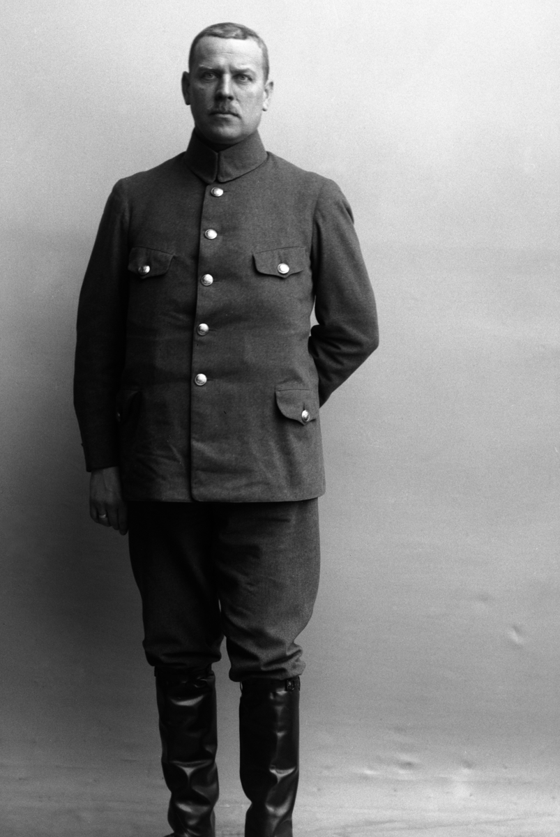 Christian Grundseth, KIÆR SKOGINSP. , HELFIG. Skoginspektør Thorvald Axel Emil Kiær. Eide gården Solberg i Østre Skogbygd, Løten, som i en periode var statlig forsøksstasjon. Se artikkel i Lautin 2011 av Arne Brendbekken "Parkanlegget på Øvre Solberg"