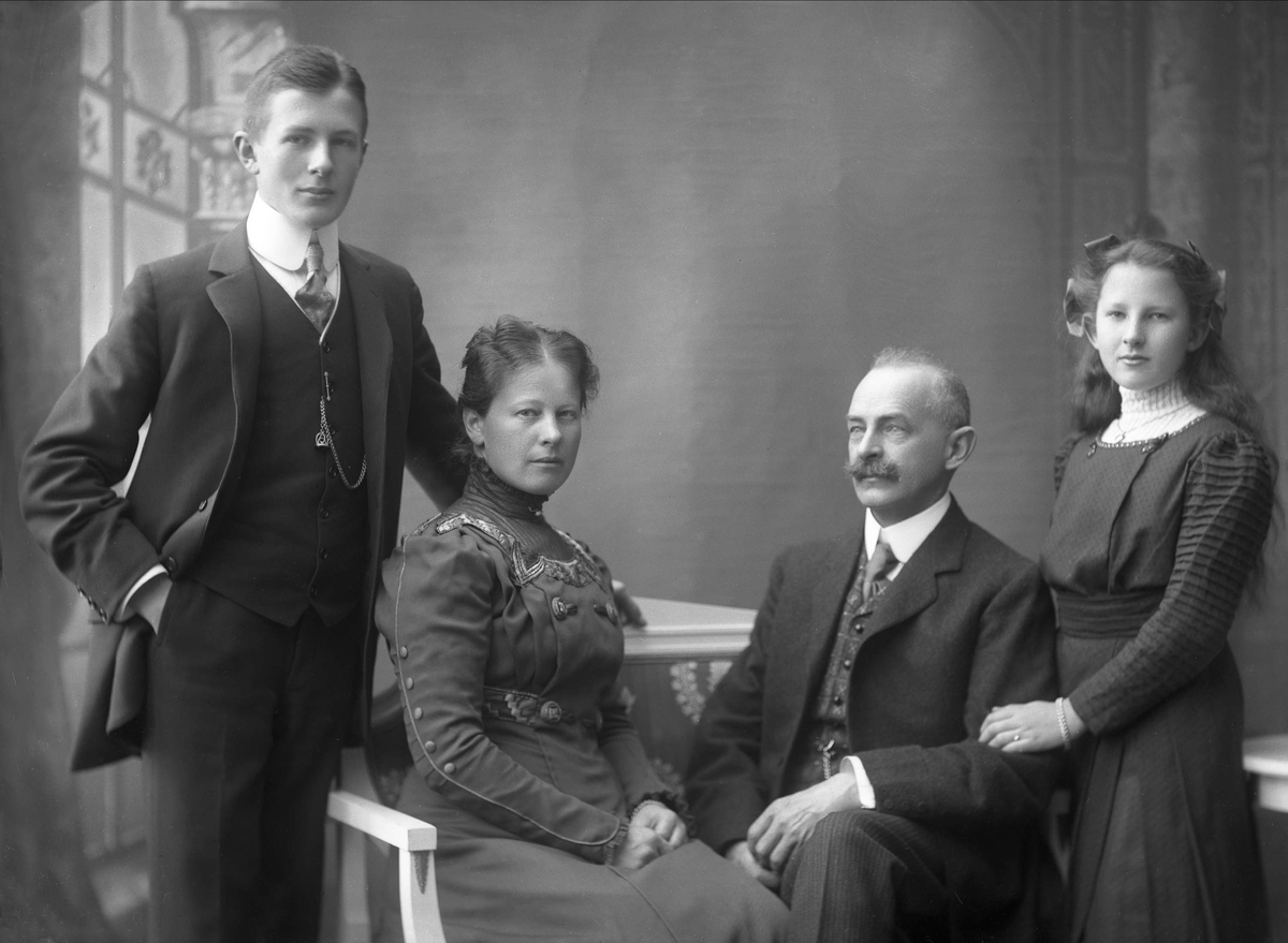Gustav Borgen, Conrad Möller Falsen, Christine Marthea Holmsen, gift Falsen, Hagbart Falsen og Erna Johanne Falsen, senere gift Groth. Familiegruppe portrett.