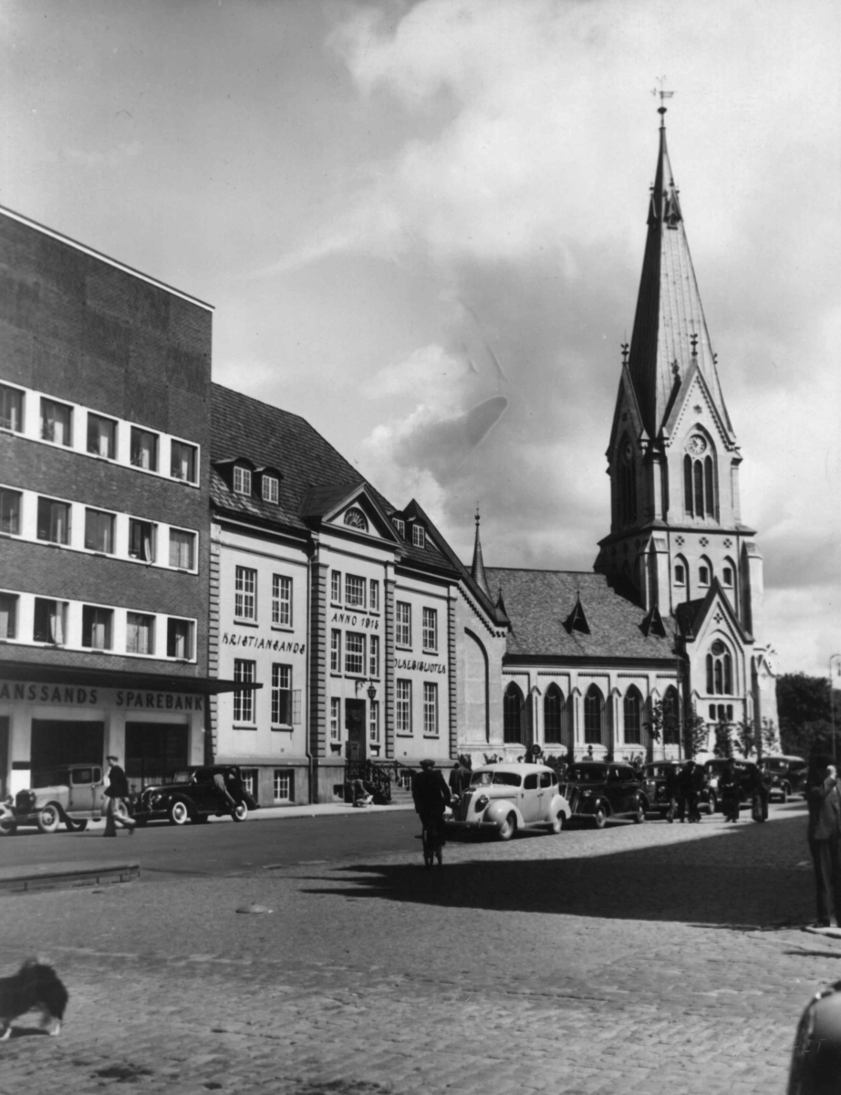 Anders Beer Wilse, Wilse original. Kristiansand, fra sentrum med Sparebanken, Domkirken, biler og mennesker